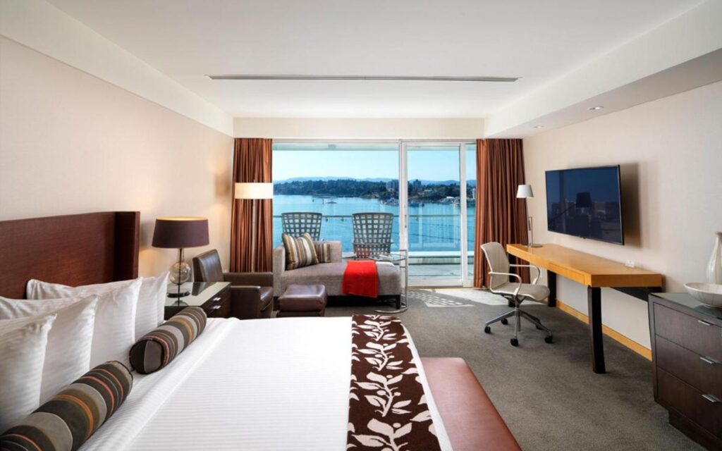 a room with a harbour view at the inn at laurel point in victoria