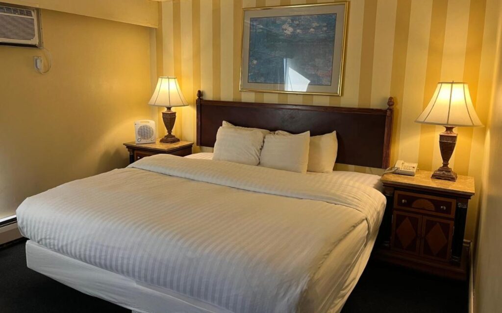 a room at the island travel inn, one of the best hotels in victoria for budget travellers.