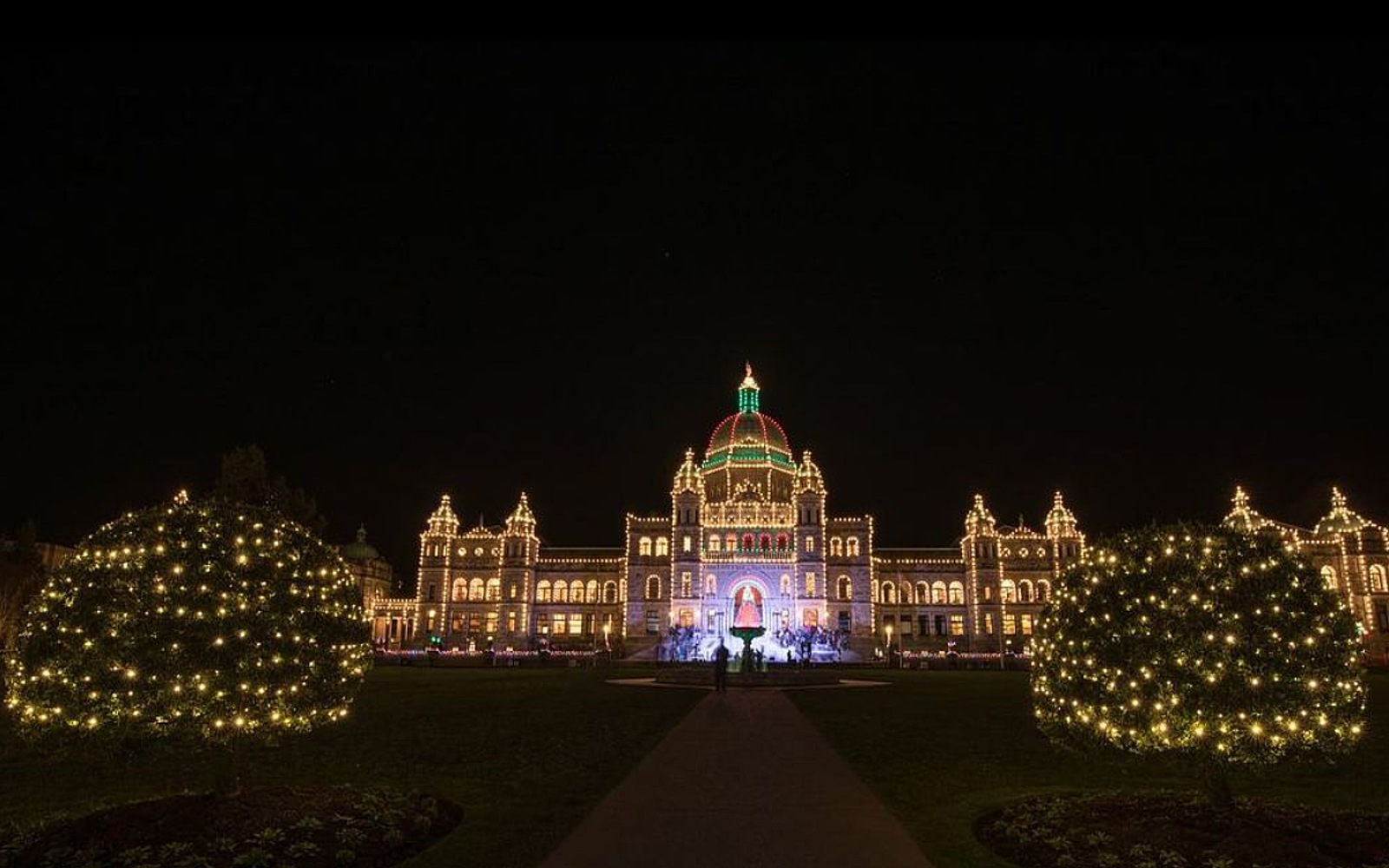 the festive lighting at the bc legislature showing off the the victoria bc christmas spirit.